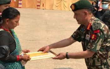 चार छोरालाई फौँजी बनाउने बैतडीकी एक आमालाई प्रधानसेनापतिको सम्मान 